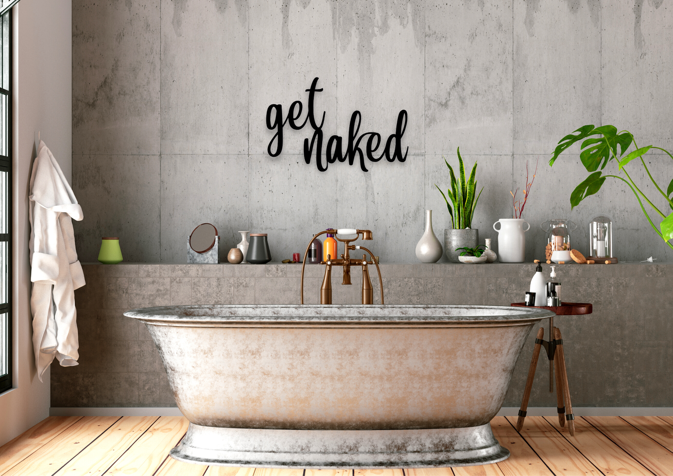 Badezimmer mit Badewanne und dem Schriftzug get naked